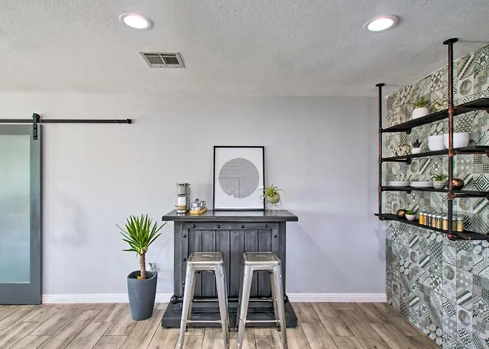 Holiday home Charming With Patio About 3 Miles To Dtwn! *