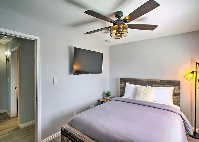 Charming With Patio About 3 Miles To Dtwn! Holiday home Phoenix